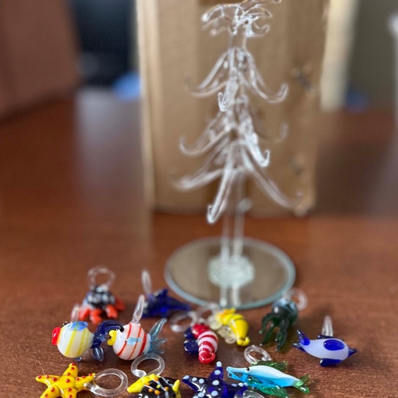 SEA CREATURES, 12 BLOWN CRYSTAL WITH 6 ¼ H x 2 ½ DIAMETER CRYSTAL TREE TO HANG - Picture 2 of 15